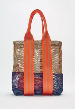 Imagen secundaria 2 - El look royal cómodo con sandalias planas y shorts que puedes comprar baratísimo en Zara