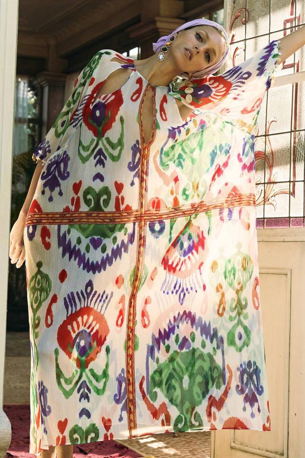 Caftán largo con estampado étnico, cuello redondo, escote de pico ajustable mediante cordones, detalles cut-out, bordados de abalorios y bajo asimétrico. Cómpralo por 59,95 euros.