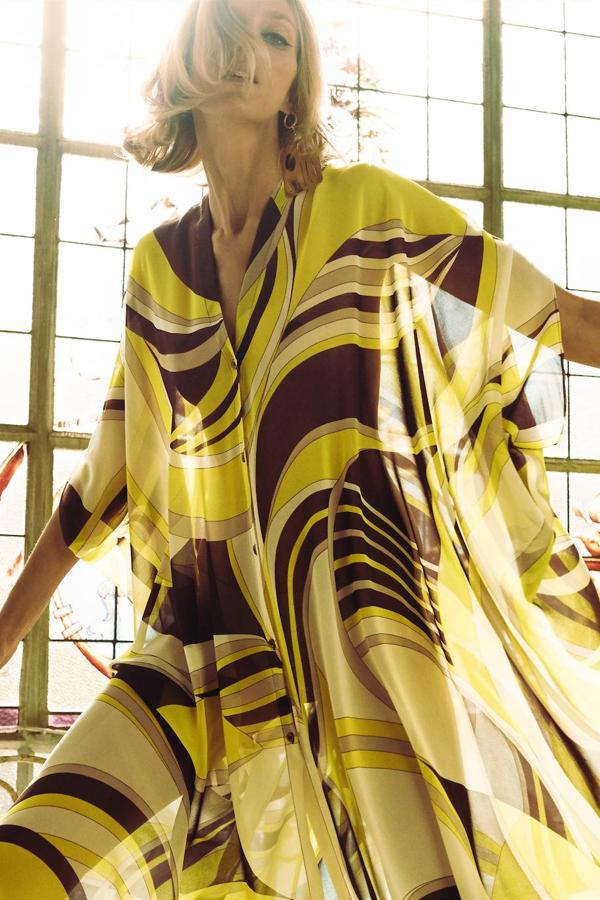 Caftán fluido de tejido ligero con estampado en tonos amarillo y marrón, escote de pico y cierre frontal mediante botones. Su coste es de 59,95 euros.