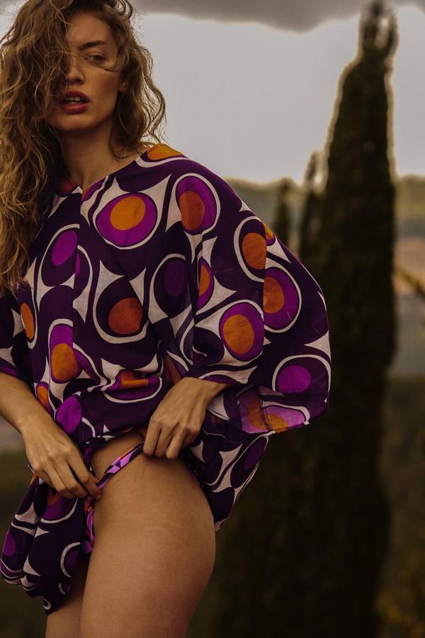 Caftán midi con estampado geométrico en tonos morados, cuello redondo, escote en la espalda con lazada y manga amplia. Lo encontrarás a 39,95 euros.