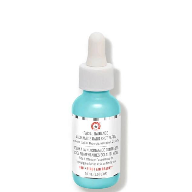 Facial Radiance Niacinamide Dark Spot Serum de First Aid Beauty reduce la pigmentación, unifica el tono, afina la textura y deja una piel resplandeciente. Su fórmula emplea una combinación de niacinamida, raíz de regaliz, kiwi dorado con gran carga de vitamina C y vitamina B5 para hidratar, fortalecer y reparar el cutis. Cómpralo aquí