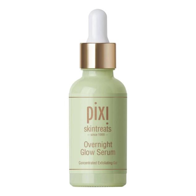 Overnight Glow Serum de Pixi es un concentrado iluminador y rejuvenecedor que tonifica, alisa, aclara y mejora las arrugas y firmeza de la piel, a la par que hidrata en profundidad. Estimula la renovación celular gracias a la mezcla de ácido glicólico, vitamina C y retinol potenciadores del colágeno. El aloe vera y el pepino alivian a hidratan. Y, la vitamina E refuerza la acción antioxidante. Cómpralo aquí