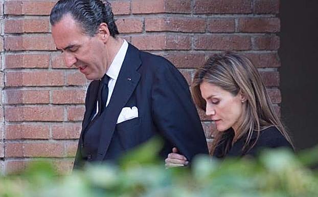La reina Letiziaagarra del brazo a Jaime de Marichalar.