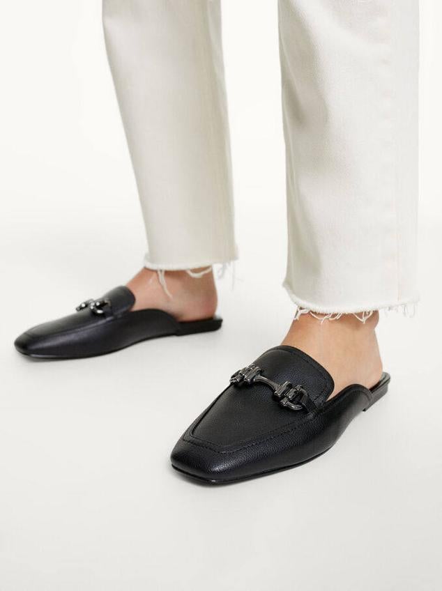 En Parfois hemos encontrado este modelo de color negro con un detalle metálico en la parte delantera.