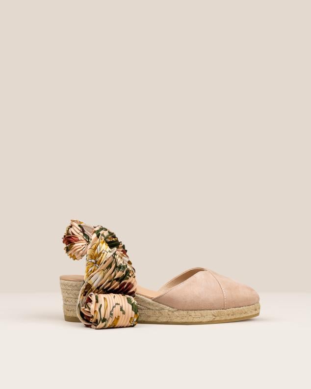 Los colores empolvados, como el rosa, son tonos que se adaptan muy bien a cualquier look de verano. Alpargatas de ante rosa con cinta plisada con estampado pañuelo de Gaimo (62,99 euros). 