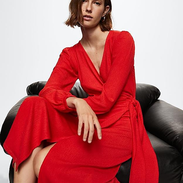 Imagen principal - Ya han empezado a llegar los primeros vestidos de fiesta de cara a las bodas de entretiempo. Vestido midi de manga larga en color rojo de estilo «wrap» de la nueva colección de Mango (35,99 euros). Mango