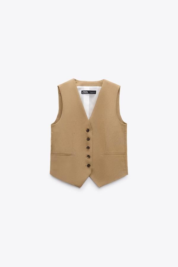 Chaleco entallado para llevarlo con blusas románticas o con pantalones sastre palazzo. Perfecto para ir a la oficina y cualquier ocasión formal. Precio: 25,95 €.