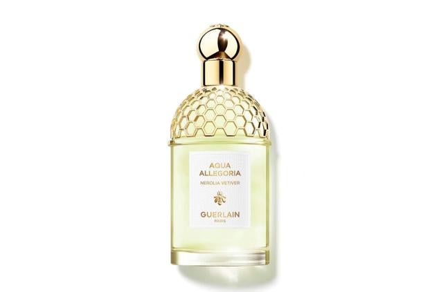 Los olores vibrantes de la flor de Calabria, realzados por el vetiver y refrescados con albahaca, se combinan con una deliciosa fruta de higo. Así es Aqua Allegoria Nerolia Vetiver, de Guerlain. Precio: 49,99 €.