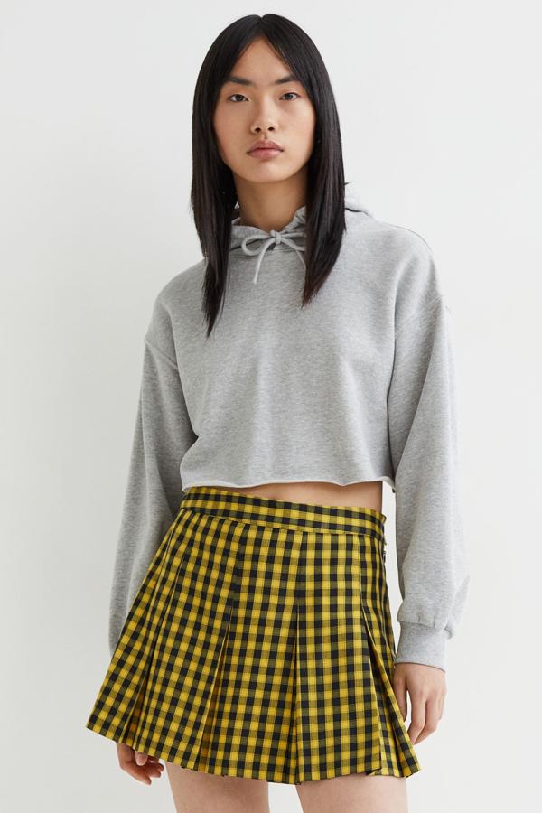 Minifalda de sarga con estampado de cuadros amarillos y negros. Una prenda perfecta para recrear looks de los noventa (o al más puro estilo Clueless). Es de H&M. Precio: 19,99 €. 