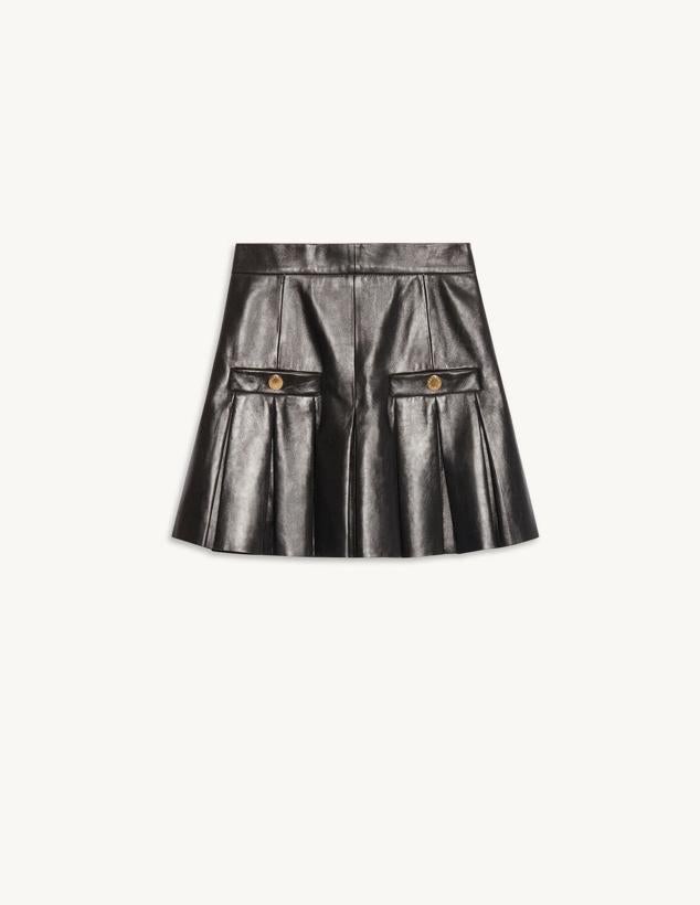 Minifalda plisada de piel con pliegues. Confeccionada con bolsillos trampantojos con botones. Además de contar con una cremallera invisible en la parte trasera. Es de Sandro Paris. Precio: 345 €.