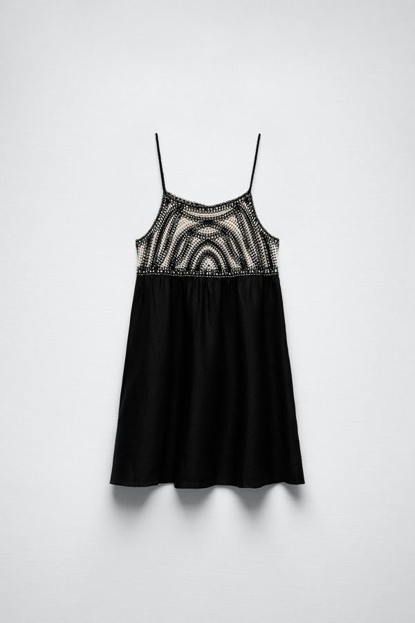 Vestido corto que combina lino y crochet. Un diseño versátil para llevarlo con alpargatas para cualquier día en la costa o con sneakers para arrasar en la ciudad. Precio: 25,95 €. 