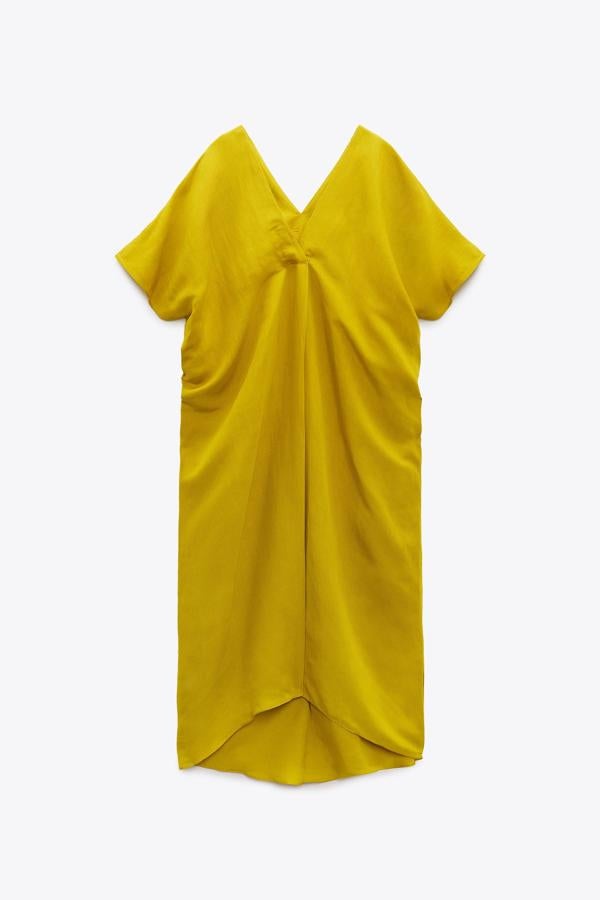 Este vestido túnica es elegante, fluido y fresquito para cualquier noche de verano. Diseñado con escote en V y manga corta. Precio: 39,95 €.