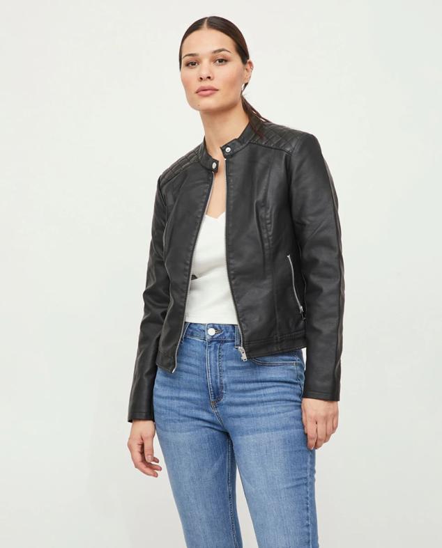 Cazadora biker efecto piel con cierre de cremallera y un botón en el cuello. Es de El Corte Inglés. Precio: 49,99 €.