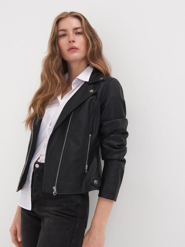 Cazadora tipo motera con dos diferentes diseños: con cremallera plateada y dorada. Es de Sinsay. Precio: 14,99 €.