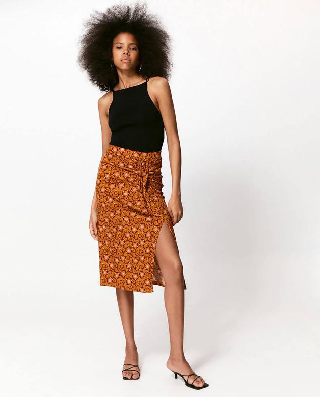 En Sfera encontrarás este modelo con un original estampado en tonos amarillos y anaranjados.