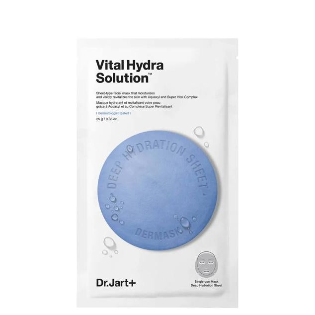Dermask Water Jet Vital Hydra Solution de Dr.Jart+ consigue una tez fresca, jugosa, radiante, rellena y más joven en tan solo 20 minutos. Esta mascarilla de microfibra está impregnada en un sérum altamente hidratante y refrescante que mejora la firmeza, densidad, suavidad y contornea, contrarrestando la hinchazón y la irritación. Todos los signos de la edad se ven mejorados a través de una combinación de ácido oligohilaurónco, algas, aquaxil, té verde, raíz de regaliz y jengibre. Cómpralo aquí
