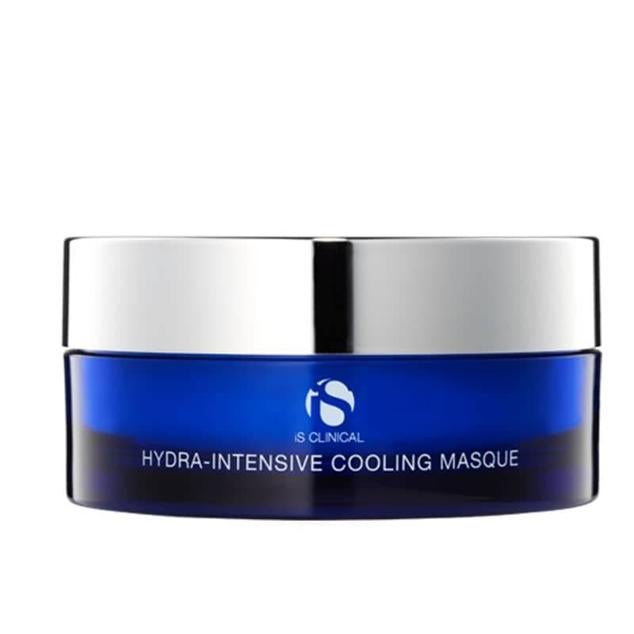 Hydra Intensive Cooling Masque de IS Clinical perfecta para reparar y reconfortar la piel tras haber tomado el sol, esta mascarilla refresca, revitaliza, descongestiona, hidrata, reconforta, relaja y aumenta la elasticidad. Su fórmula combina ácido hialurónico de origen botánico, aloe vera calmante y reparador y, una combinación de té verde japonés y resveratrol, con gran poder antioxidante para neutralizar el daño.