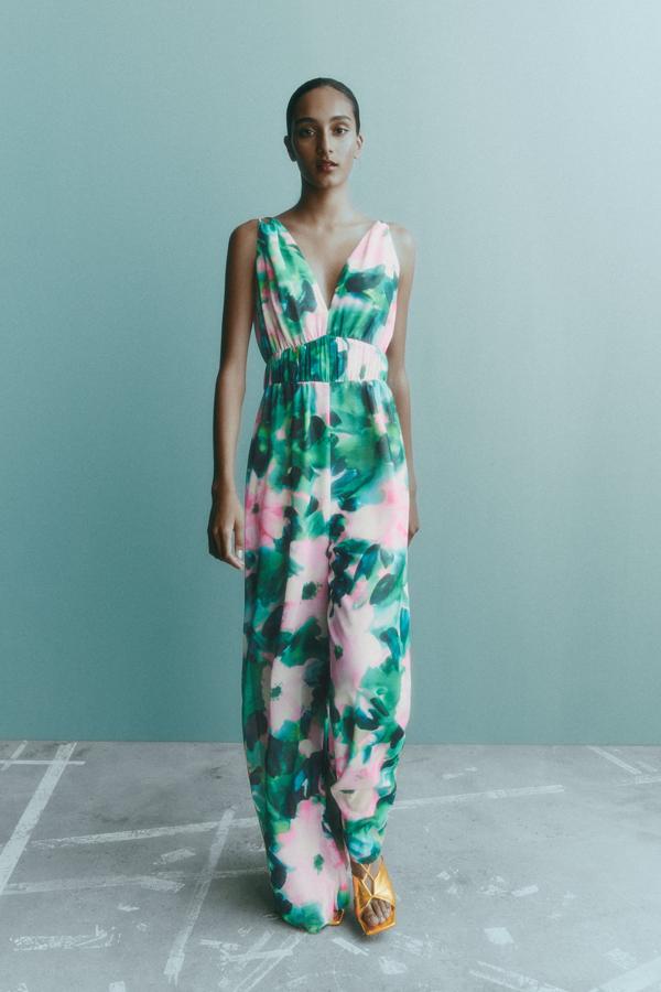 Mono con estampado floral con escote de pico. Podrás lucir con complementos básicos de tu armario para dejarle todo el protagonismo. Es de Zara. Precio: 45,95 €.