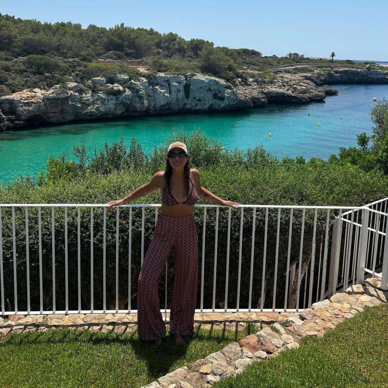 Copia el look veraniego de Nuria Roca que triunfa en Instagram: un pantalón estampado con un biquini a juego