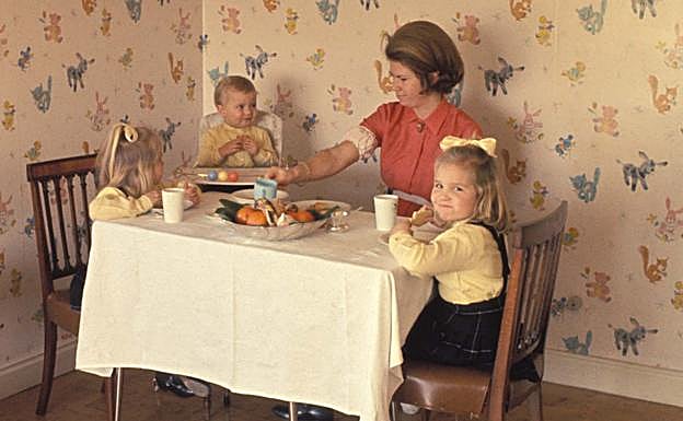 El principe Felipe con sus hermanas la infanta Elena y la infanta Cristina, en compañia de una cuidadora.