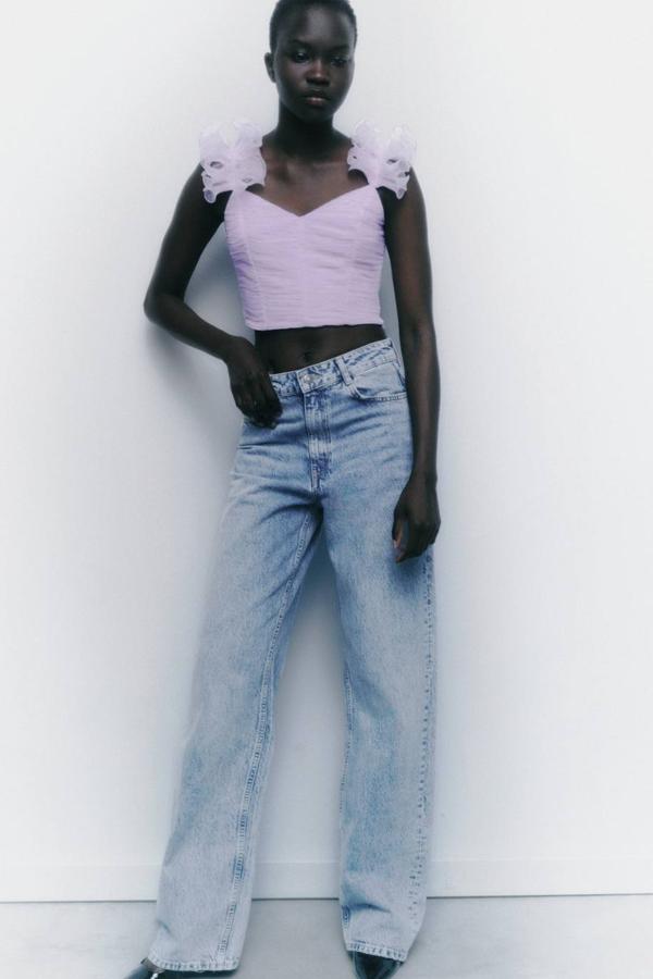 Top en tejido drapeado de tul con tirantes de volantes y escote de pico, color lila. Está disponible a 25,95 euros.