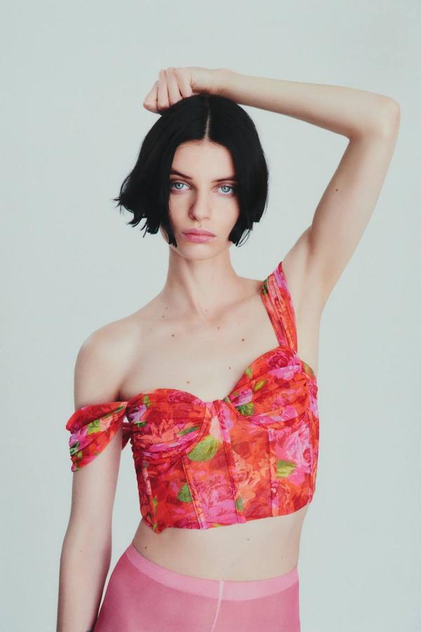 Top de estilo corsetero en tejido de tul con estampado floral, tirantes anchos y escote corazón. Lo encontrarás por 19,95 euros.