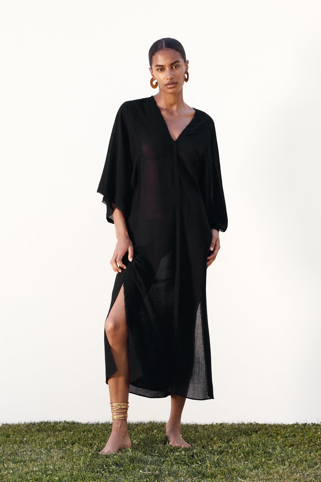 ¿No quieres correr demasiados riesgos? el negro será tu mejor aliado. Elegante, sofisticado y atemporal como ninguno. Vestido de lino de Zara (35,99 euros). 