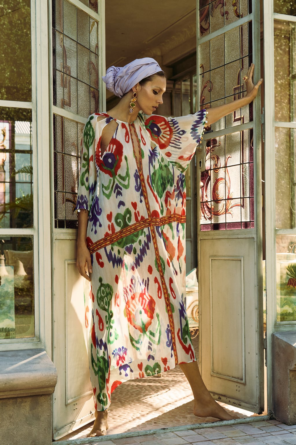 Y aunque es difícil elegir un solo diseño, este caftán es, sin duda, uno de lo más bonitos de la nueva colección de Zara. Vestido midi de Zara (59,99 euros). 