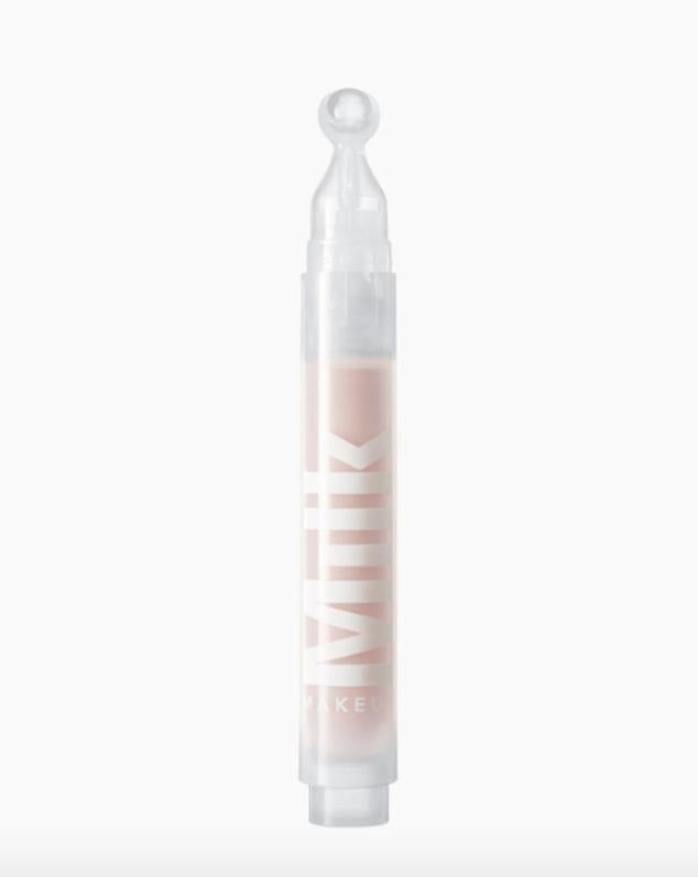 El corrector iluminador Sunshine Under Eye proporciona una cobertura ligera al contorno de ojos y su fórmula está compuesta por un 99% de ingredientes naturales. La cafeína permite reducir la hinchazón mientras que la proteína de guisante protege de la luz azul. 