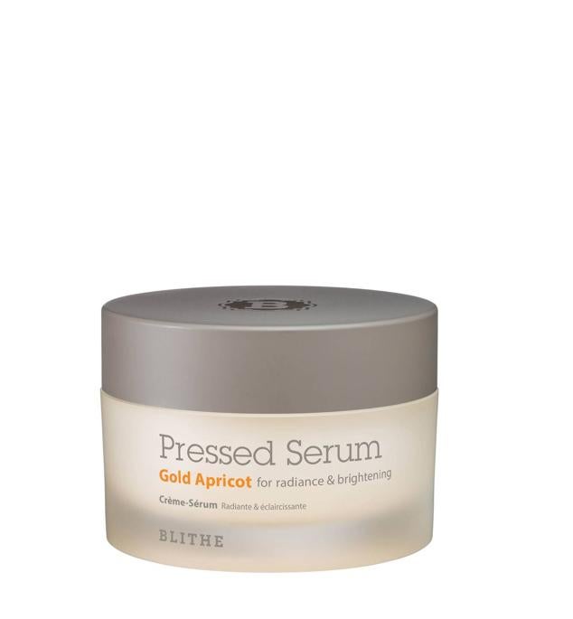 Gold Apricot Pressed Serum de Blithe es un sérum prensado en formato crema con propiedades hidratantes, iluminadoras, alisadoras y antimanchas. El extracto de albaricoque renueva la vitalidad de la tez, las bayas refinan la textura, los aceites antioxidantes nutren, protegen y acondicionan, la niacinamida corrige la pigmentación, las algas rellenan y tersan y, la cúrcuma alivia y potencia el resplandor. Cómpralo aquí