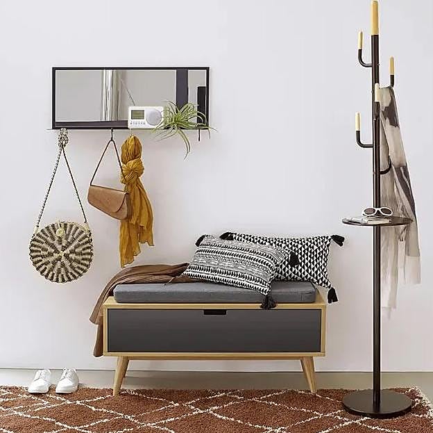 Agrega un colgador en el recibidor para mantener el espacio ordenado.