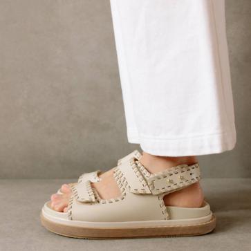 Imagen secundaria 1 - Estas son las sandalias made in Spain rebajadas y  favoritas de las influencers que arrasan este verano