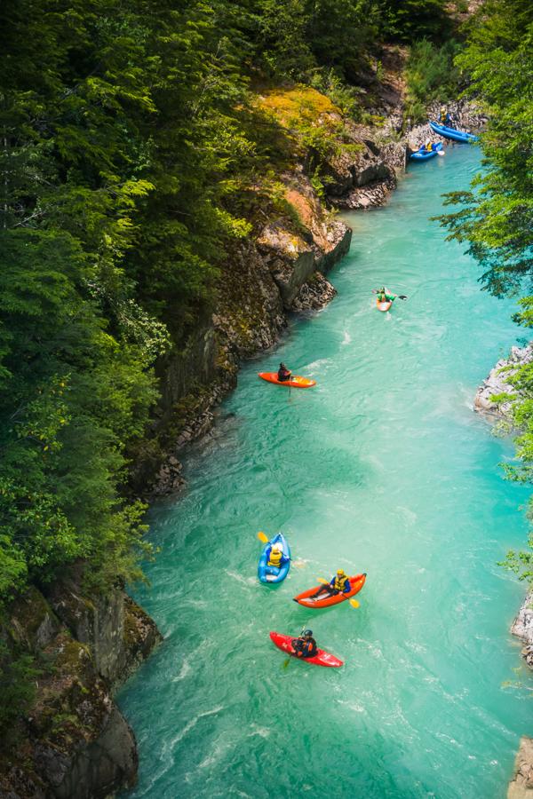 Chile, elegido por sexta vez el mejor destino de aventura, es perfecto para dispararle la adrenalina. Con experiencias trepidantes en la Región de los Lagos, es ideal para los amantes del rafting. Sus ríos y cascadas descienden desde los Andes hasta los bosques milenarios. Los más curtidos con el remo disfrutarán de saltos de vértigo en el río Futaleufú y en Puerto Varas. A orillas del lago Llanquihue, los saltos del río Petrohué ofrecen increíbles rápidos con vistas a los volcanes Osorno, Puntiagudo y Calbúco. (chile.travel)