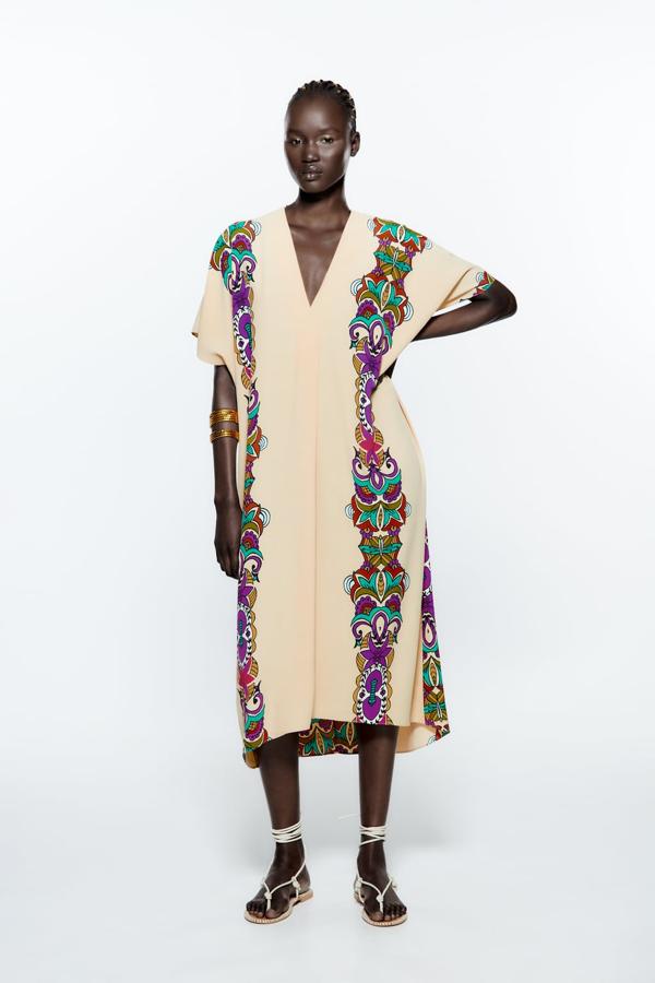 El color crudo es el lienzo para dibujar estampados a todo color que combinan el morado, el verde, el mostaza y el rojo. Vestido túnica de Zara (39,99 euros). 