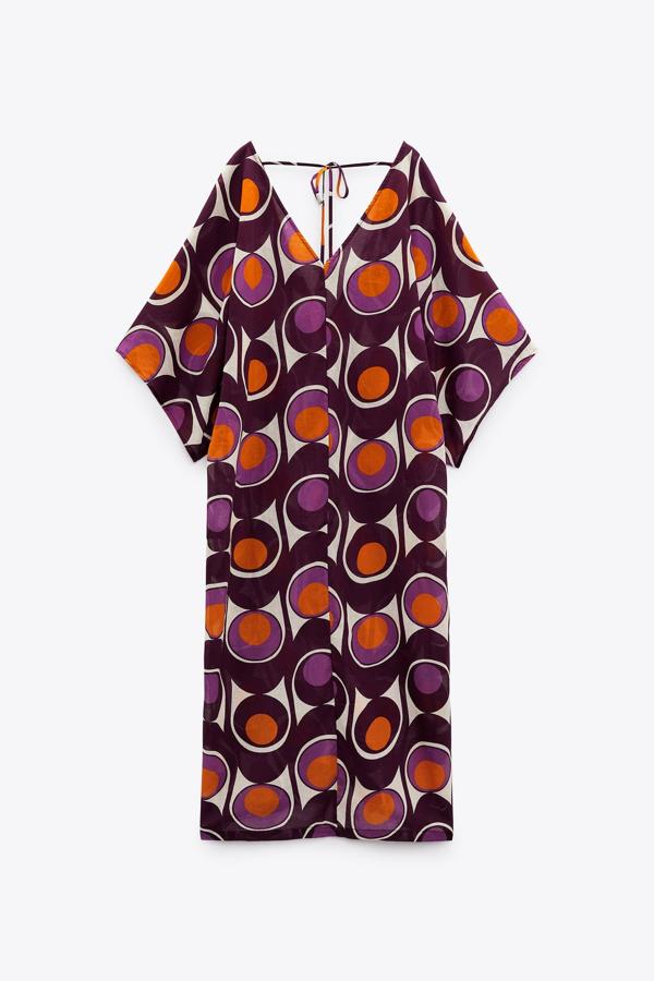 Los estampados geométricos, que recuerdan a la década de los 60, son perfectos para cubrir estos caftanes veraniegos. Vestido midi de Zara (39,99 euros). 