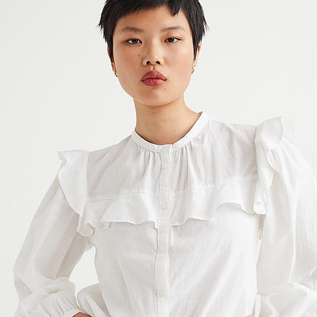 Blusa blanca de H&M con detalle de volante en el canesú.