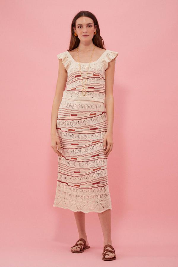 Falda midi en tejido de punto calado y jacquard, tiro alto y cintura elástica, en tonos crudo y rojo. La encontrarás en Cortefiel a 34,99 euros.