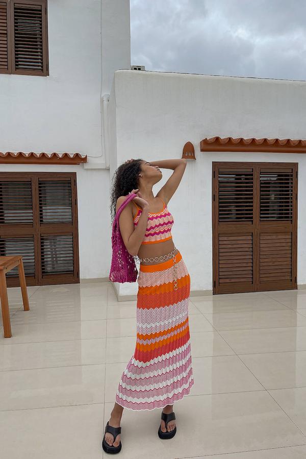 Falda de punto con diseño evasé, estampado a rayas, tiro alto y cintura elástica, de NA-KD. Cuesta 69,95 euros.