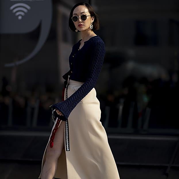 Esta original falda midi de Stradivarius está casi agotada y es preciosa