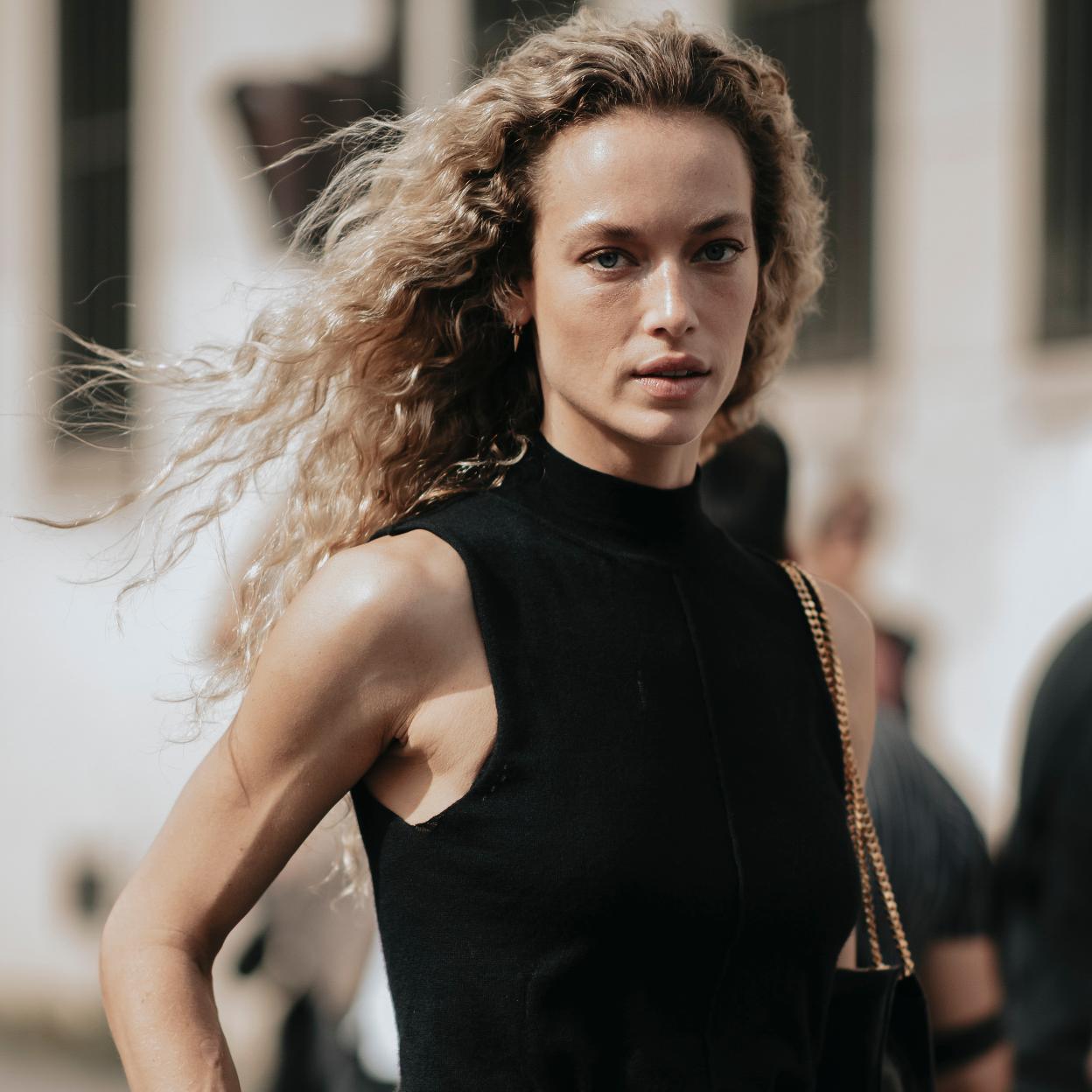 El spray reactivador de rizos con extracto de acanto que define e hidrata en menos de tres minutos para espaciar los lavados