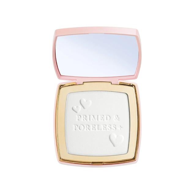 Un acabado impecable mientras matifica tu tez para que puedas aplicar tu base perfectamente. Estos polvos afinan la textura de la piel y garantizan un acabado suave y fresco, sin efecto textura. Es ideal para retocar y controlar el brillo estés donde estés y también se puede aplicar solo para un efecto suavizante perfectamente natural. Precio: 34,99 euros en Sephora. Cómpralo aquí