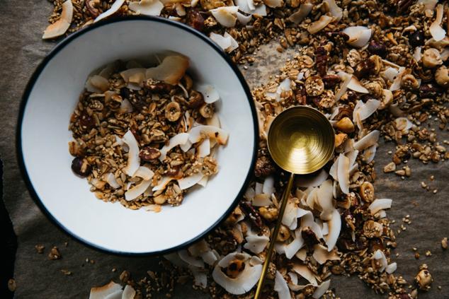 Los cereales son básicos en nuestra alimentación, pero siempre es mejor elegir las versiones integrales de los mismos, ya que el cuerpo utiliza el doble de energía para digerirlos que los cereales refinados. Además, aportan otros nutrientes esenciales como la vitamina E, cinc, magnesio, vitamina B6 y por supuesto fibra.