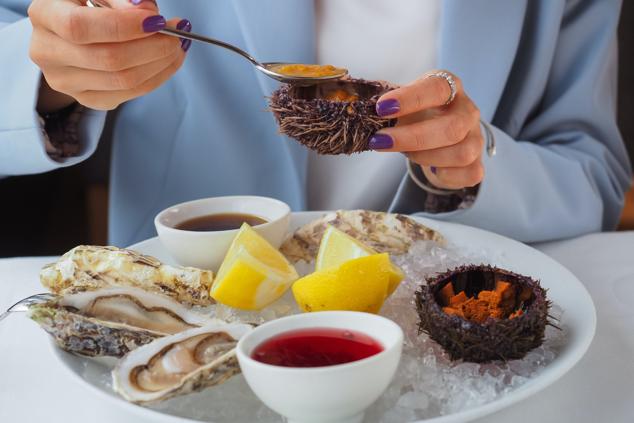 Tanto el marisco como las nueces son alimentos ricos en hierro, zinc y selenio, nutrientes esenciales para el buen funcionamiento de la tiroides, que regula el metabolismo.