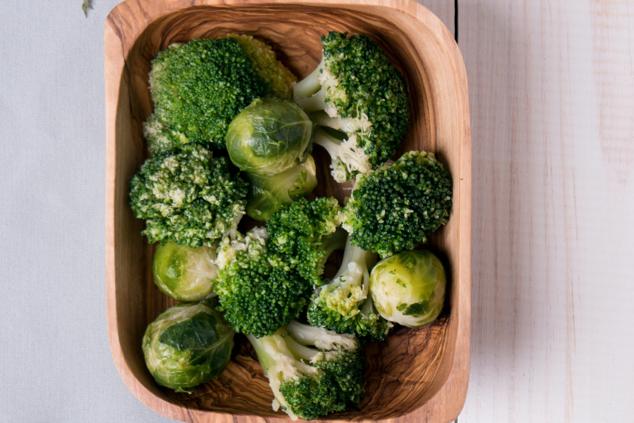 Coles de Bruselas, lombarda, coliflor, brócoli... este tipo de verduras son buenas para adelgazar y reducir grasa abdominal. Además, aportan vitaminas B y C, calcio y el sufofarano, clave para la desintoxicación de toxinas y estrógenos. Su contenido de agua y fibra también beneficia a tu metabolismo.