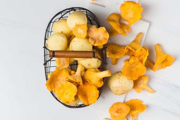 Los champiñones promueven la pérdida de peso y la quema de grasas al controlar los niveles de glucosa en sangre. Otros hongos que ayudan a adelgazar son el shiitake, los hongos portobello, los reishi y los hongos chinos o del Tibet. En general, las setas aceleran el metabolismo gracias a su riqueza en proteínas. 