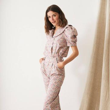 Imagen secundaria 1 - Flores, lunares o vichy: tres looks rebajados made in Spain super favorecedores que han enamorado a las influencers