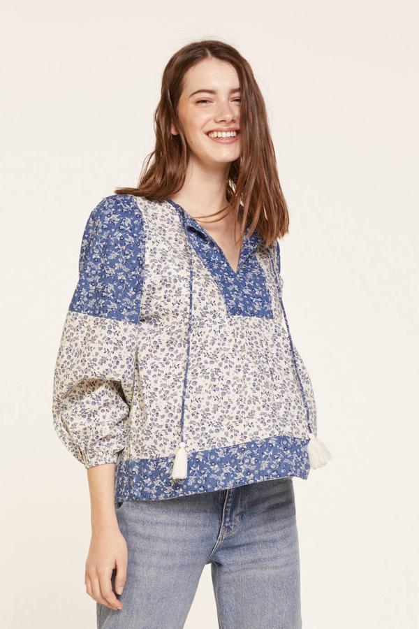 Blusa de manga larga con escote de pico ajustable mediante lazada terminada en bordas y floral print a contraste de color, en tonos azules. Solo cuesta 7,99 euros, con descuento. Cómpralo aquí