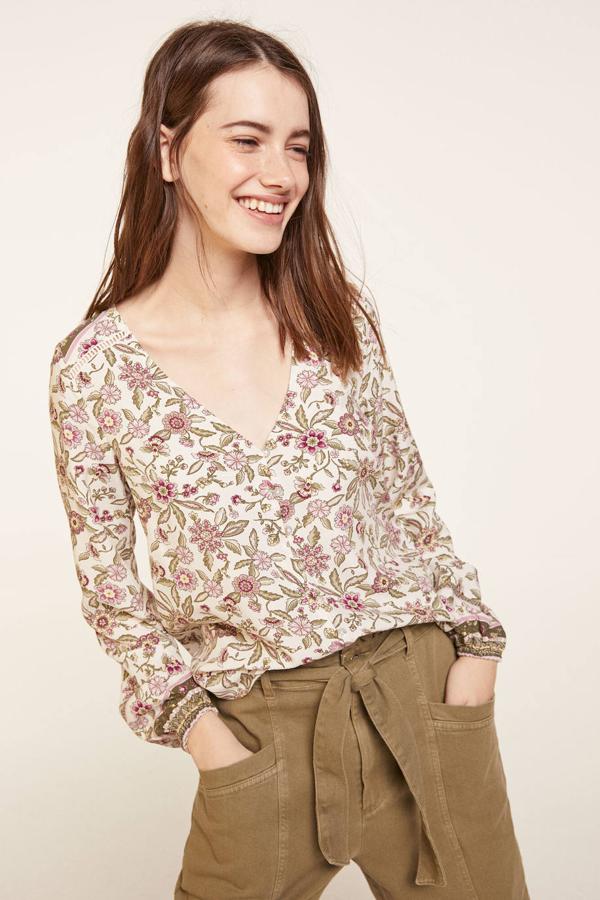 Blusa con escote de pico, corte amplio, manga larga terminada en puño elástico y estampado floral patchwork, en beige, rosa y verde. Cuesta 8,99 euros de rebajas. Cómpralo aquí