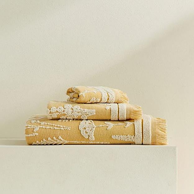 En color amarillo, las toallas dan más color y alegría a cualquier baño.