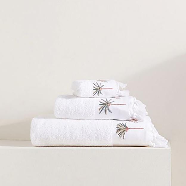 Las toallas blancas encajan en cualquier baño y se pueden combinar con más accesorios decorativos.